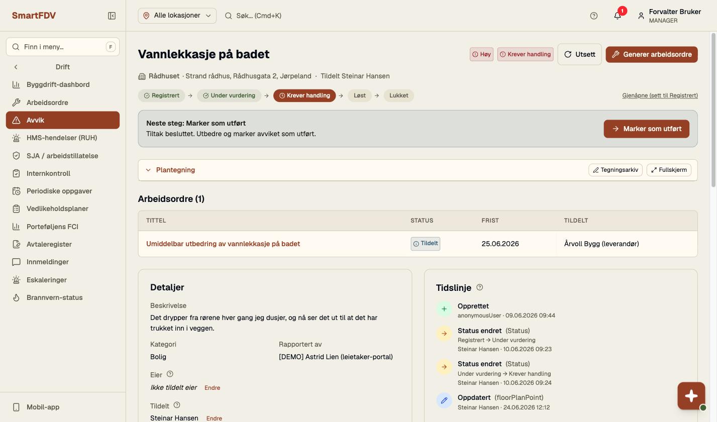 Et avvik i SmartFDV: tittel «Vannlekkasje på badet» med alvorlighetsgrad høy, statusløp fra registrert via under vurdering og krever handling til løst og lukket, et neste-steg-felt, den tilknyttede arbeidsordren med status tildelt, frist og ekstern leverandør, og en tidslinje som viser hvem som endret hva og når.
