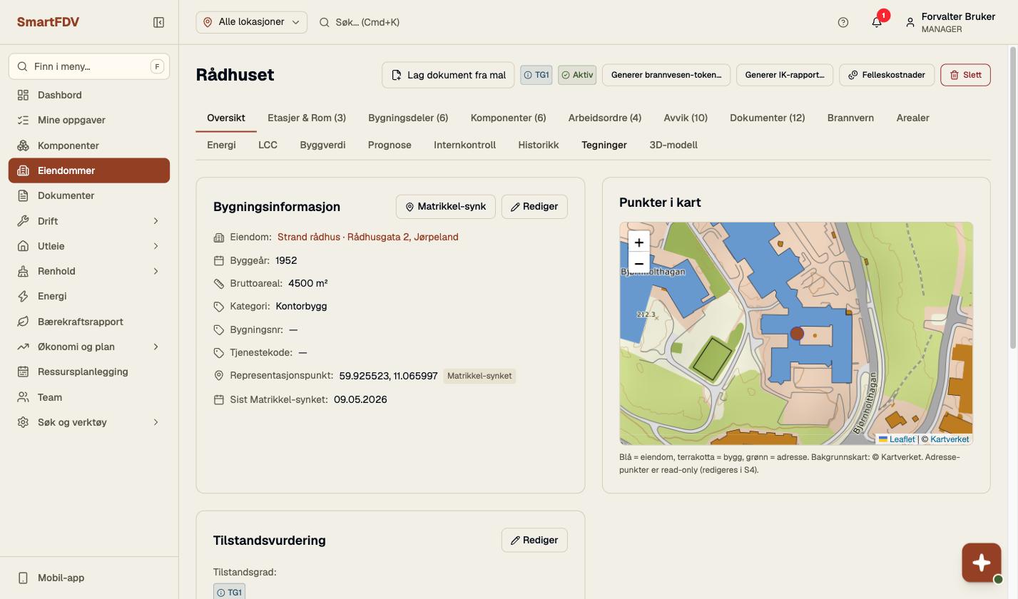 Bygningskortet i SmartFDV, fanen Oversikt: bygningsinformasjon med eiendom, byggeår, bruttoareal, kategori og representasjonspunkt merket «Matrikkel-synket», en knapp for Matrikkel-synk, og et kart fra Kartverket der eiendommen er markert i blått og bygget i terrakotta.
