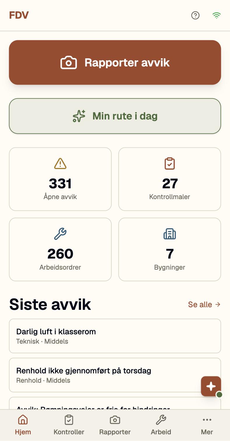 Mobilvisningen i SmartFDV: stor knapp for å rapportere avvik med kamera, snarvei til dagens rute, tellere for åpne avvik, kontrollmaler, arbeidsordrer og bygninger, og en liste over siste avvik.