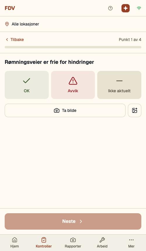 Gjennomføring av en kontroll på mobil i SmartFDV: sjekkpunkt 1 av 4, «Rømningsveier er frie for hindringer», med tre store knapper for OK, Avvik og Ikke aktuelt, og en knapp for å ta bilde.